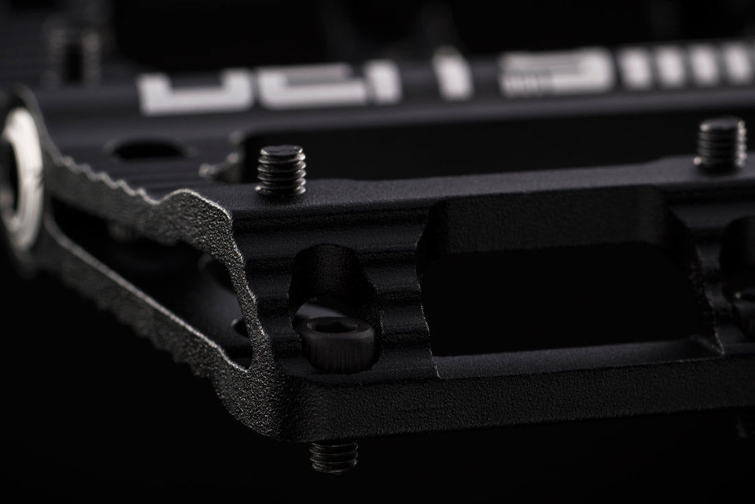 PEDAL FLAT DEITY BLACK KAT SILVER